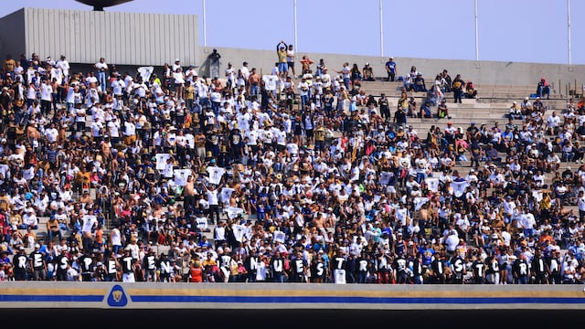 La Rebel protestó por el paso de Pumas en el Apertura 2025 y Efraín Juárez se plantó frente al Pebetero