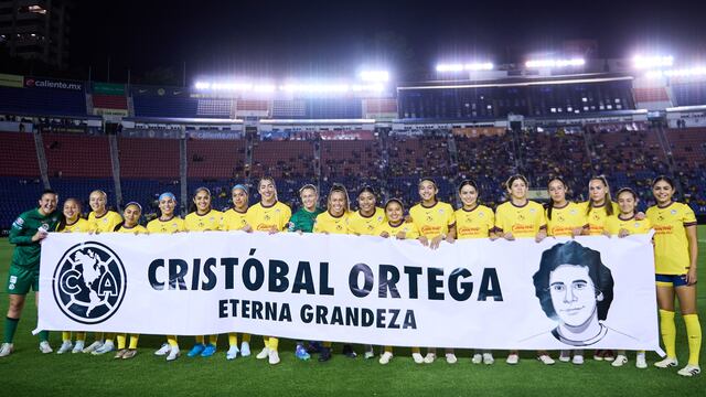 Homenaje del América Femenil a Cristóbal Ortega