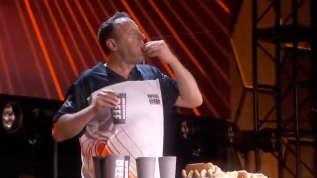 Joey Chestnut se come 83 hot dogs en 10 minutos