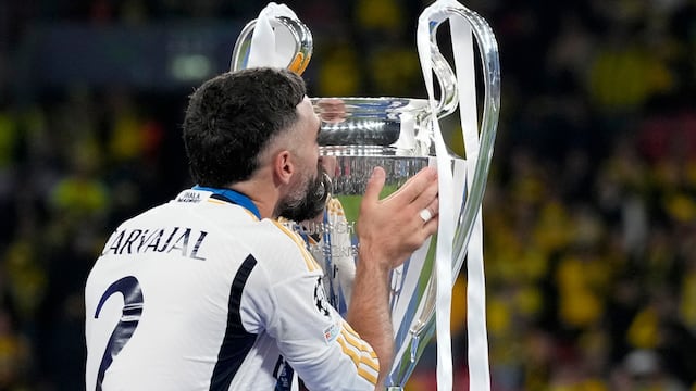 Dani Carvajal besando la Champions