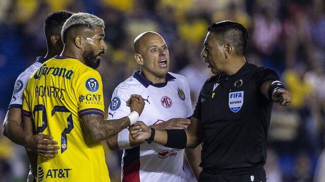 Afirman que Chicharito profirió insulto homofóbico al árbitro del América vs Chivas