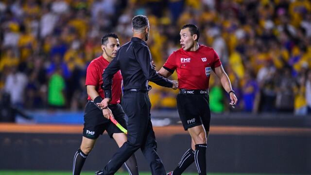Martín Demichelis revienta al Gato Ortiz por su desastroso arbitraje en el Clásico Regio