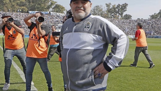 Aficionados lloran la muerte de Diego Armando Maradona
