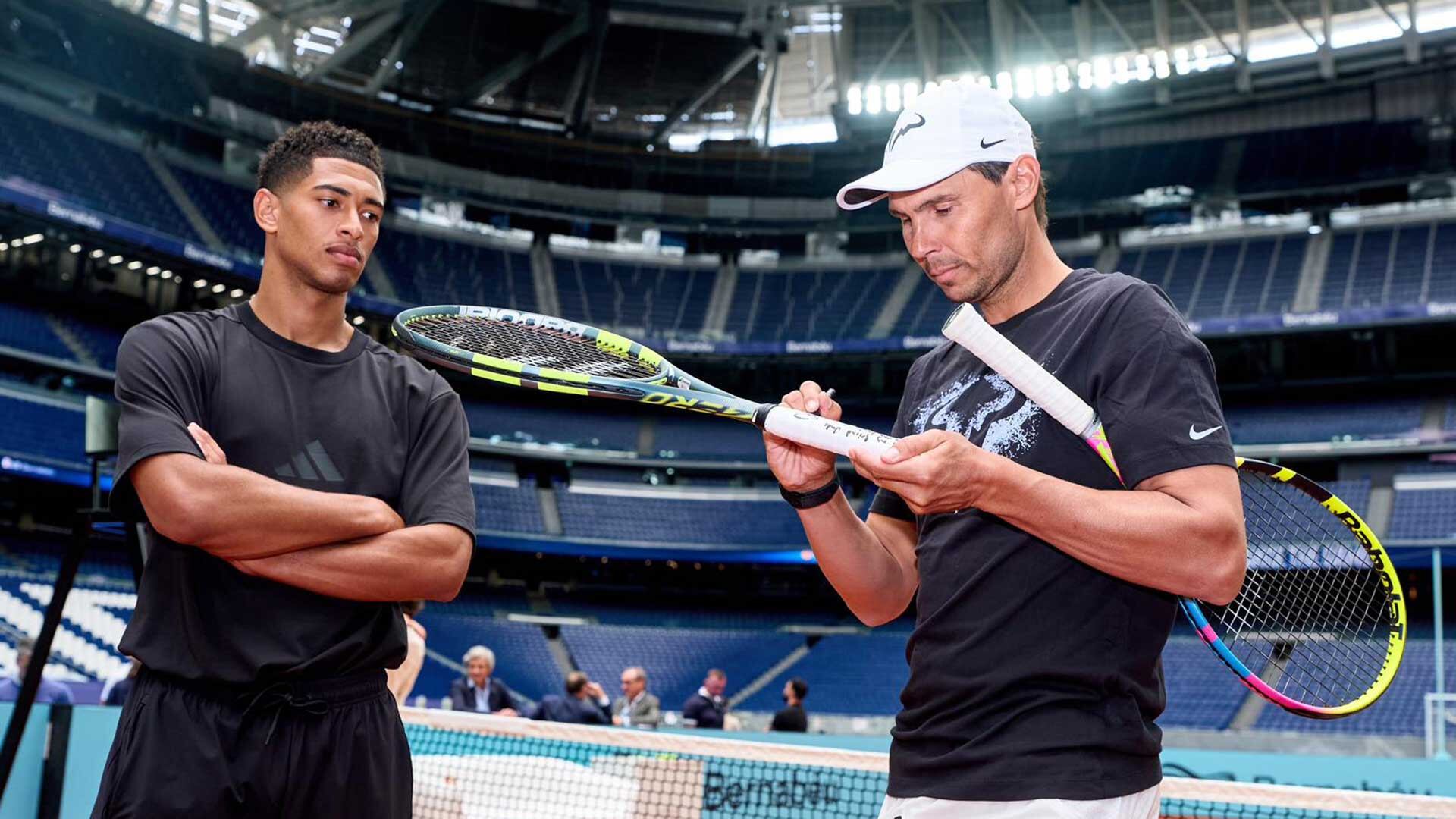 Rafael Nada firmando una raqueta para Bellingham