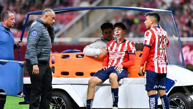 Árbitro no permitió sustitución de Chivas pese a conmoción de Mateo Chávez