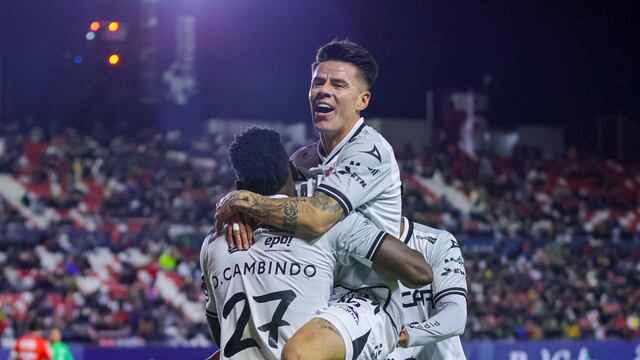 Pavel Pérez y Diber Cambindo con Necaxa.