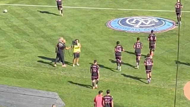 Guardia de Messi jala a un camarógrafo que solo hacía su trabajo