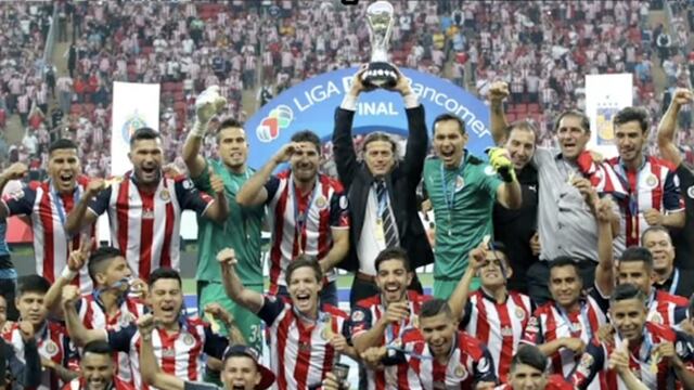 El Club Chivas recibía premios por cada título