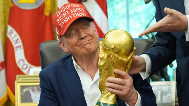Donald Trump cargó el trofeo de la Copa del Mundo y David Faitelson insinuó un posible favoritismo para el Mundial 2026