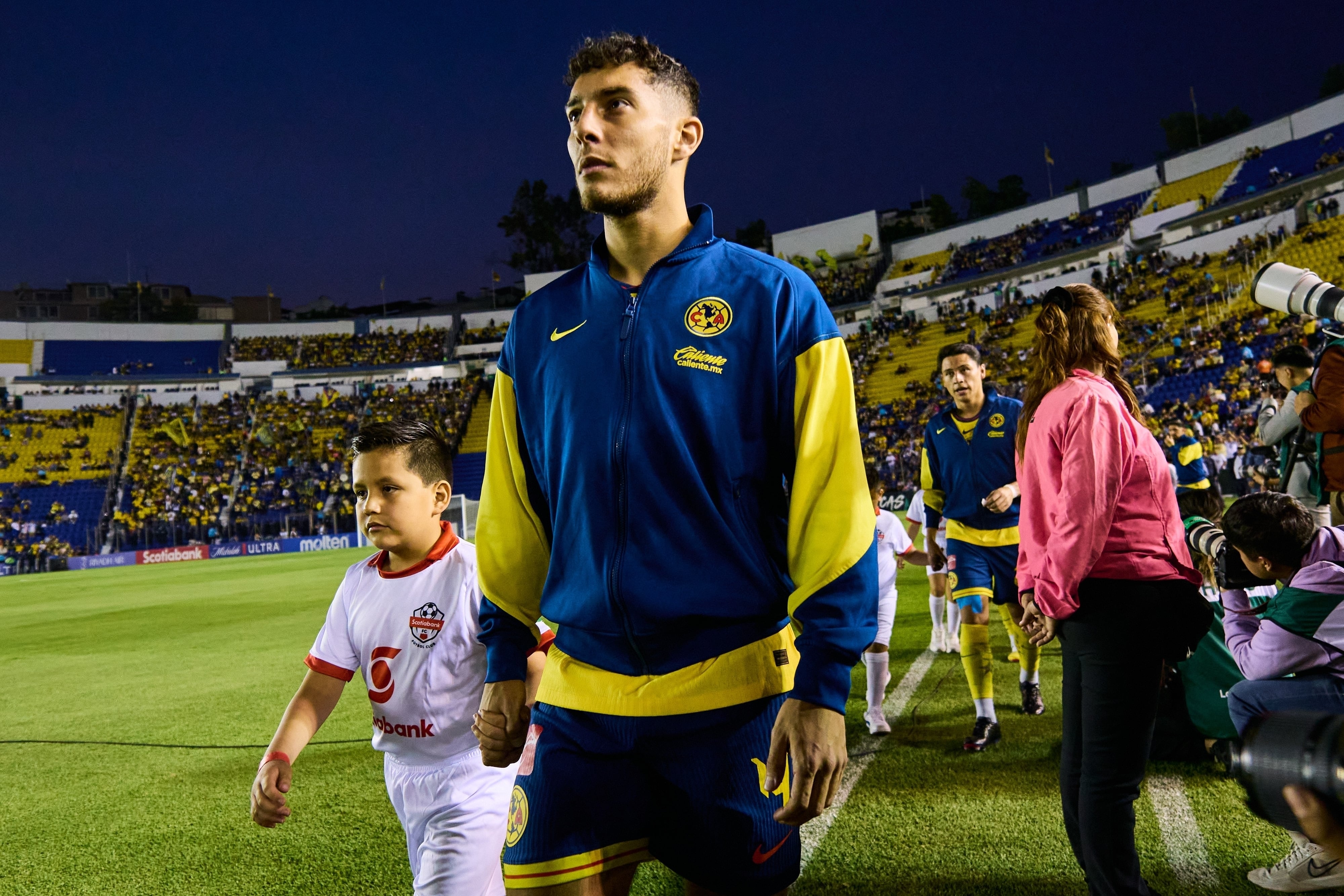Sebastián Cáceres sale caliente y se engancha con reportero tras derrota con Cruz Azul