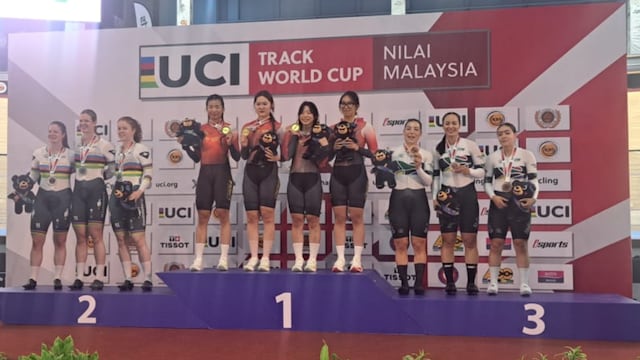 Equipo femenino de velocidad en la Copa del Mundo, disputada en el velódromo de Nilai, Malasia.