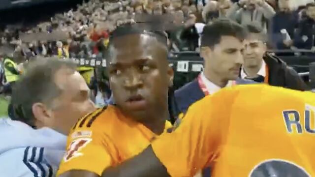 Vinícius enloquece y agrede al portero del Valencia; lo expulsan y casi se le va a los golpes al árbitro