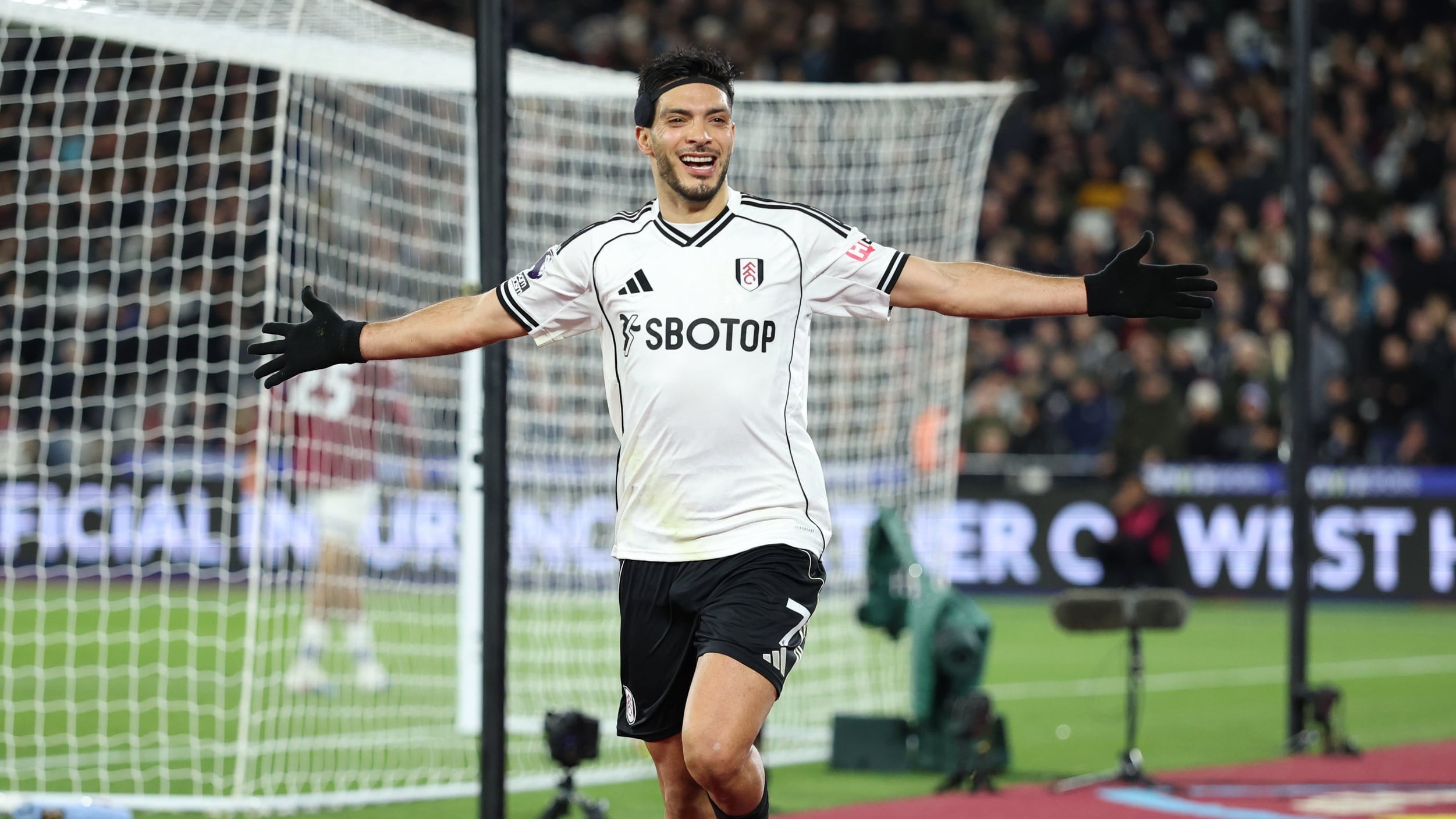 Raúl Jiménez podría tener una fuerte competencia interna en Fulham