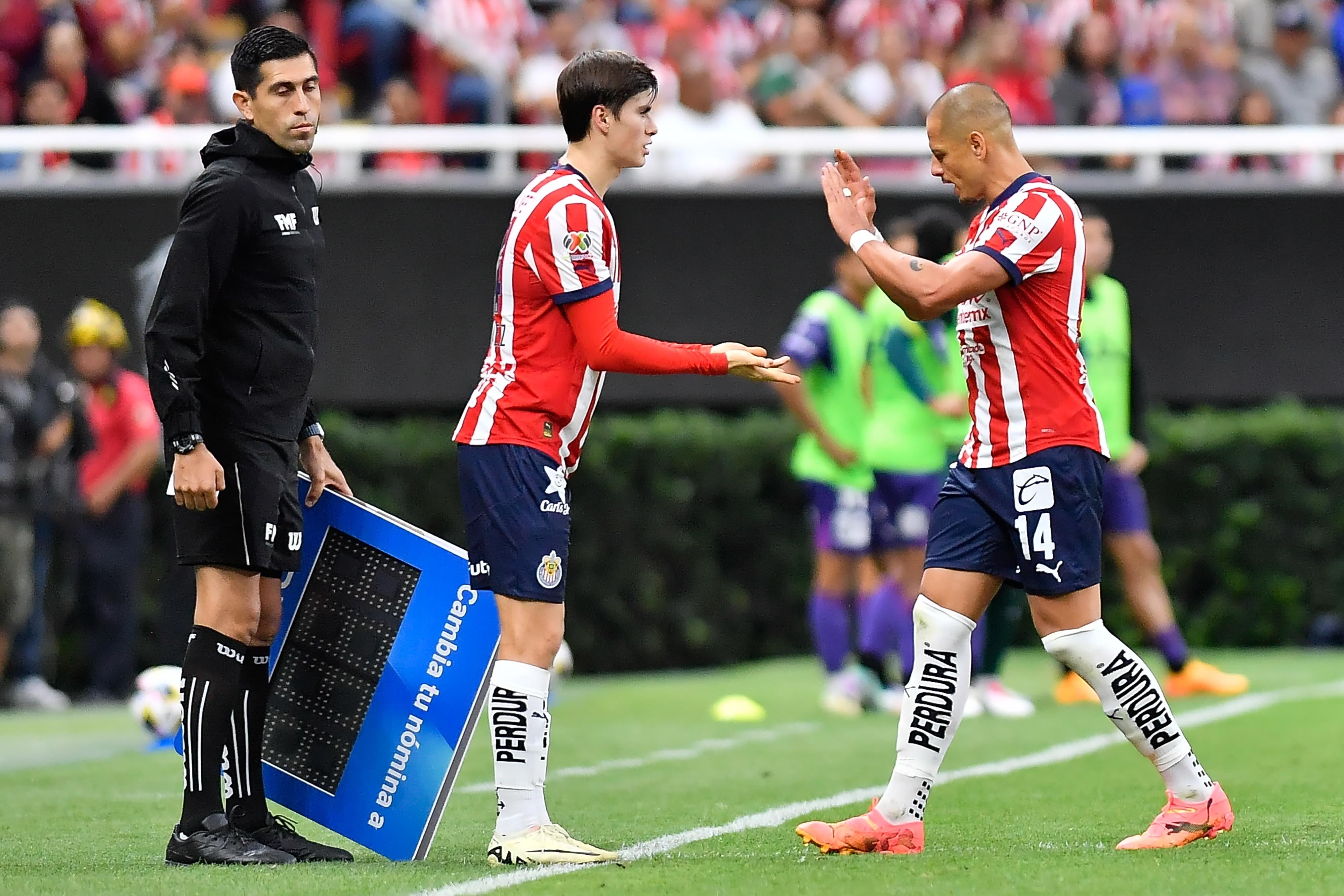 Chicharito Hernández y la Hormiga González en Chivas.