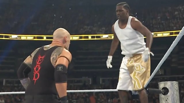 El rapero sobrevivió cinco minutos ante Baron Corbin y ahora tiene otra cita con México, aunque esta vez sobre un escenario.