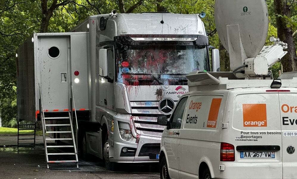 Pintan transporte de televisora.