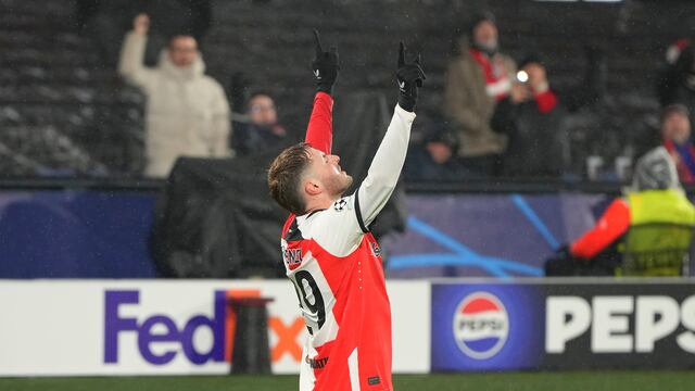 Santiago Giménez tras anotarle al Bayern Múnich en la Champions League.