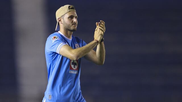 Santiago Giménez, en su visita a Cruz Azul.