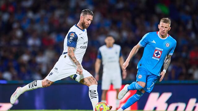 El espectacular túnel de Mateusz Bogusz a Sergio Ramos en el Cruz Azul vs Rayados.