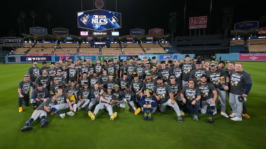 Milwaukee cobró la deuda con intereses: barrió al bicampeón y nunca apareció el monstruo azul