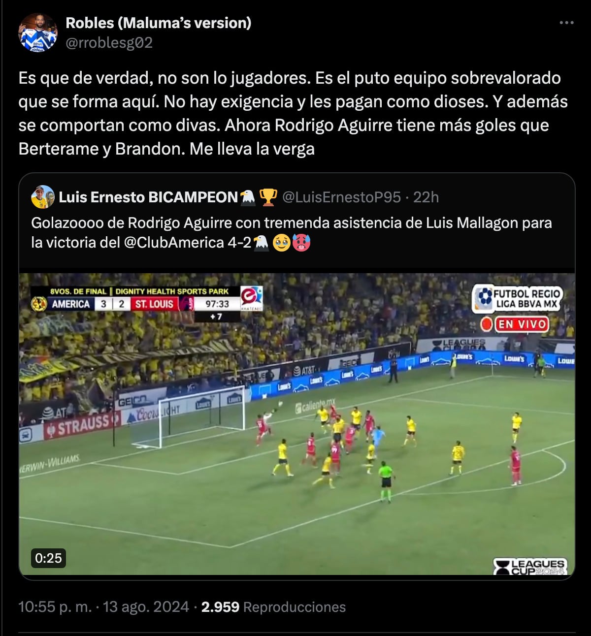 Aficionados de Rayados sobre Rodrigo Aguirre.