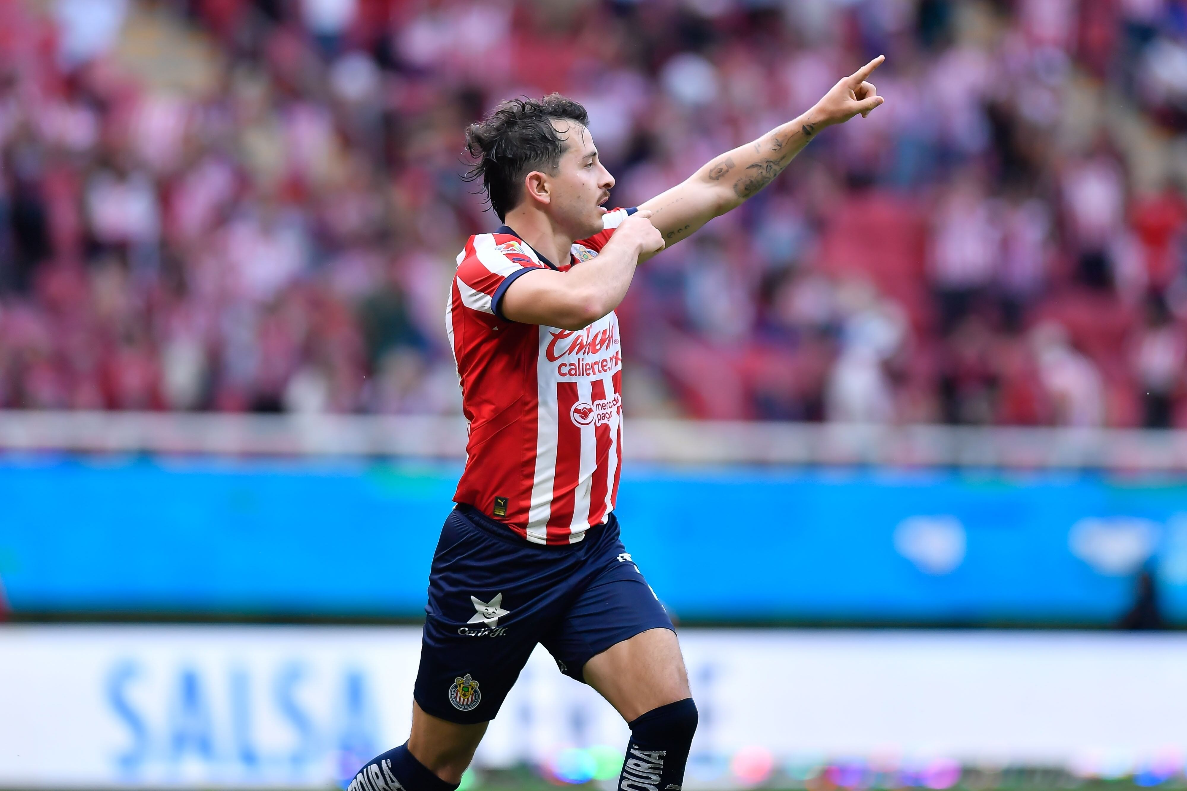 Alan Mozo celebra su gol con Chivas