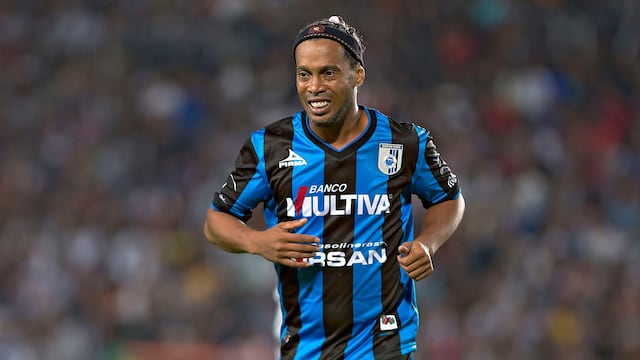 Ronaldinho con los Gallos Blancos de Querétaro.