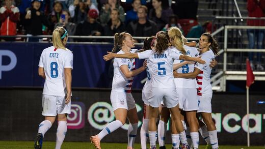 La Selección Femenil de los Estados Unidos manda mensaje contra el racismo
