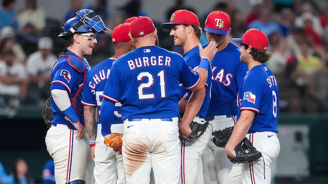 Novato de Rangers se entera en el montículo que jugará en Grandes Ligas