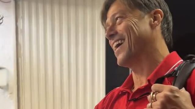 Matías Almeyda recibe un regalo de un fan mexicano