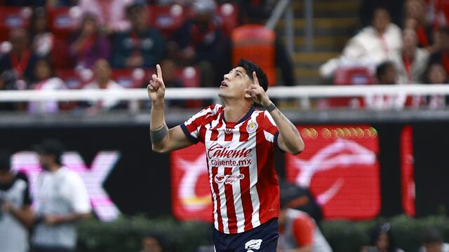 Alan Pulido en el Chivas vs Pachuca.