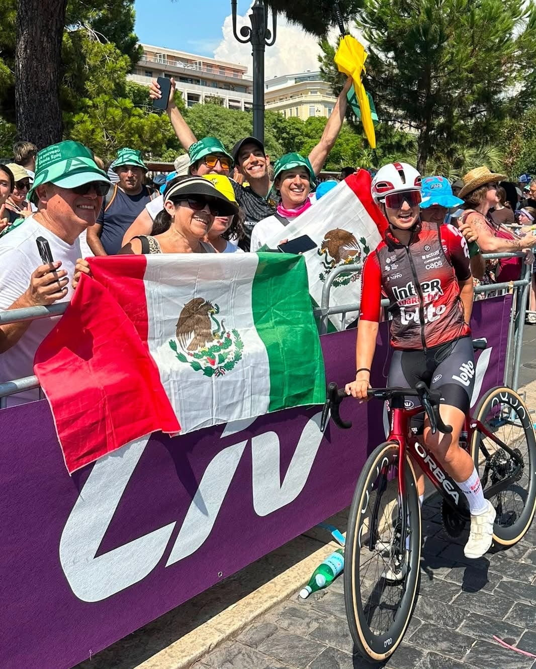 Romina al terminar el Tour con el apoyo de la afición mexicana