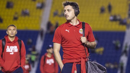 Alan Mozo estaría viviendo sus últimos días con Chivas; la esperanza está en un canterano