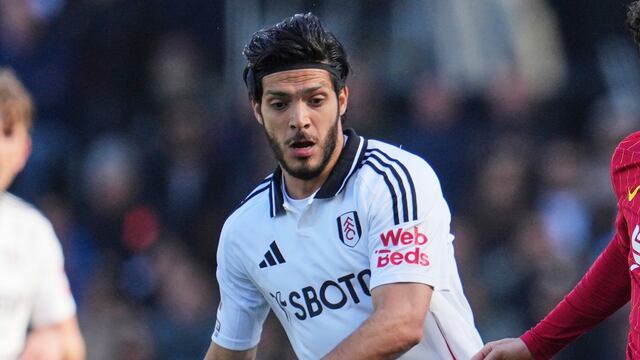 Raúl Jiménez en el Fulham vs Liverpool de la Premier League.