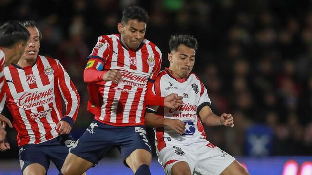 ¿Robo a Chivas? Reportan empujón en el área previo al gol de Zaldívar