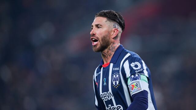 Sergio Ramos portando el gafete de capitán con Rayados