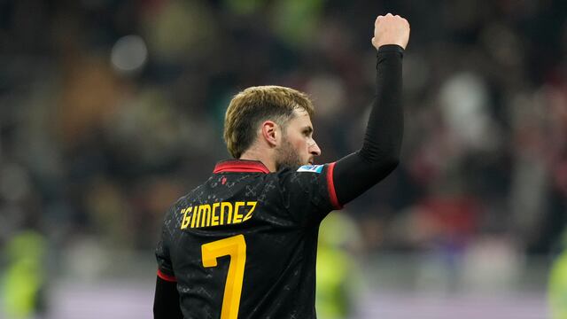 Santiago Giménez tras marcar en el AC Milan vs Hellas Verona.