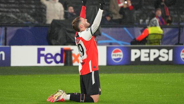 Santiago Giménez tras anotarle al Bayern Múnich en la Champions League.