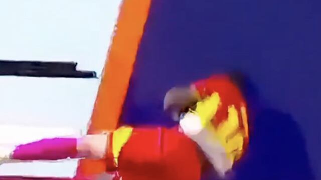 ¡Espeluznante! Futbolista se rompe el cuello tras chocar con publicidad en pleno partido