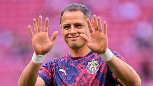 Chicharito va de mal en peor: ahora se graba barriendo su casa