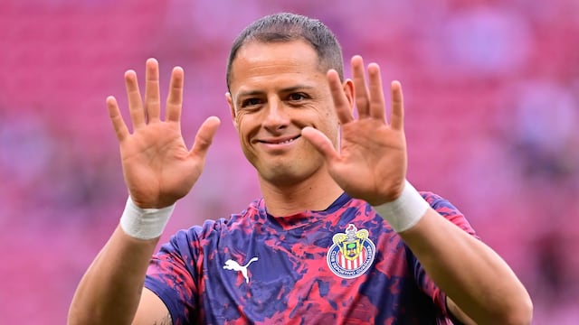 Chicharito publicó en Instagram un nuevo video donde se le ve barriendo su casa.