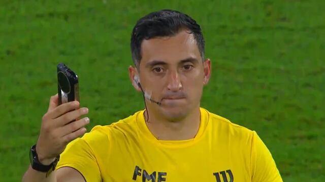 Árbitro encuentra celular en el Rayados de Monterrey vs Mazatlán FC