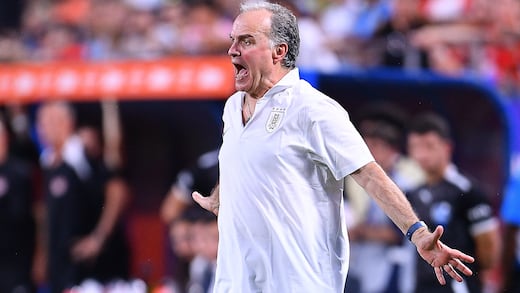 Uruguay no tiene para pagarle a Bielsa: La teoría detrás de su pelea con Luis Suárez