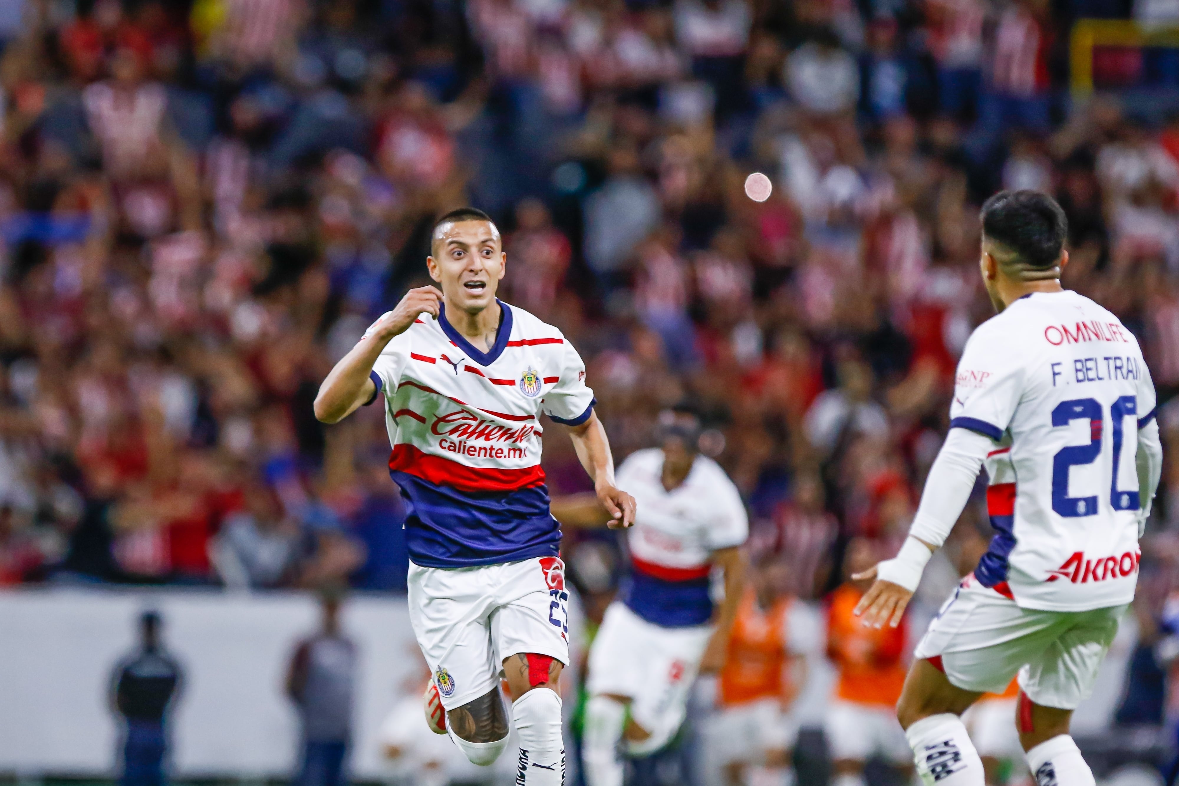 Roberto Alvarado celebró el gol del triunfo de Chivas sobre Atlas.