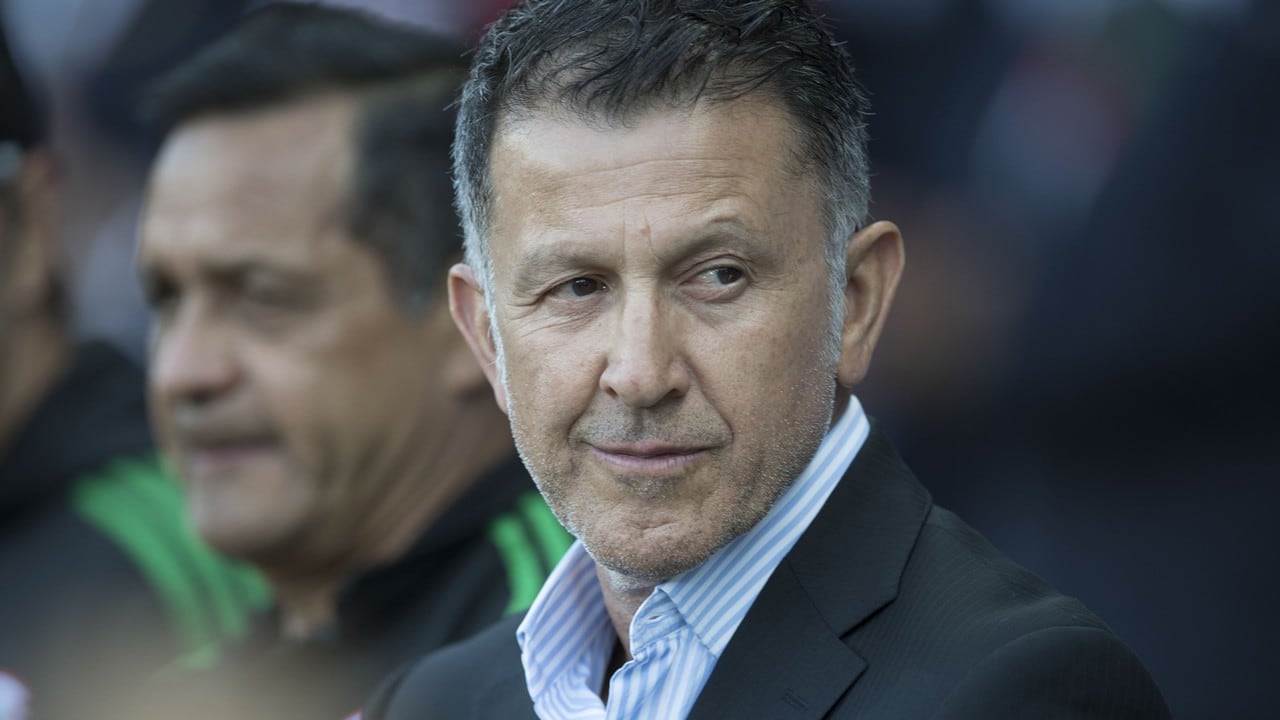 Juan Carlos Osorio observa el partido ante Dinamarca.