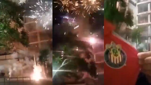 Fans de Chivas utilizan pirotecnia para molestar a los jugadores de Atlas.