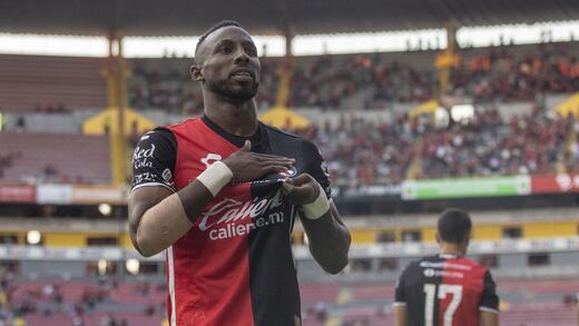 Julián Quiñones saca su amor por el Atlas y de paso se burla de Chivas y sus comentaristas