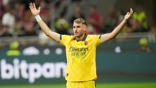 Santiago Giménez en un partido de la Serie A con AC Milan.