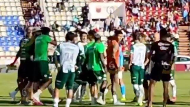 Jugadores del Santos Laguna se calientan tras acabar partido; llegaron hasta los golpes.