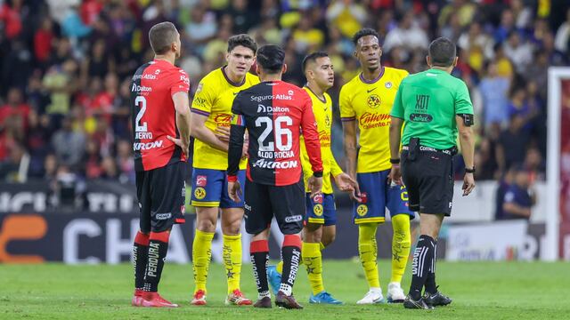 El VAR le perdonó penal al América ante Atlas.